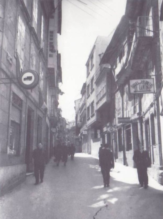 Calle de San Pedro desde la Puerta del mismo nombre. La primera casa a la izquierda es la de la familia de los Maragatos. Corrresponde a finales de los años 60 del siglo XX. Foto Juan José.